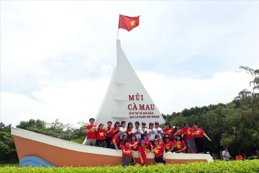 Ghé thăm Mũi Cà Mau trong tour miền Tây