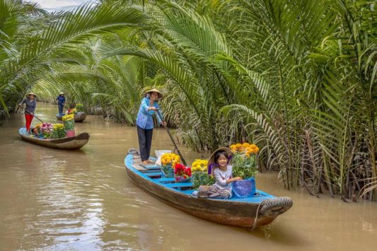 Trải nghiệm chèo xuồng ba lá qua kênh rạch Bến Tre