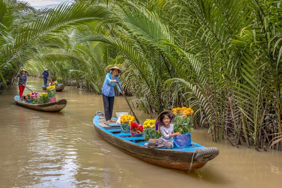 Trải nghiệm chèo xuồng ba lá qua kênh rạch Bến Tre Trải nghiệm chèo xuồng ba lá qua kênh rạch Bến Tre